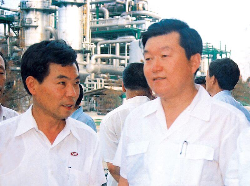 1990年7月19日，时任河南省代省长李 长 春(右一）到永利yl23455视察。