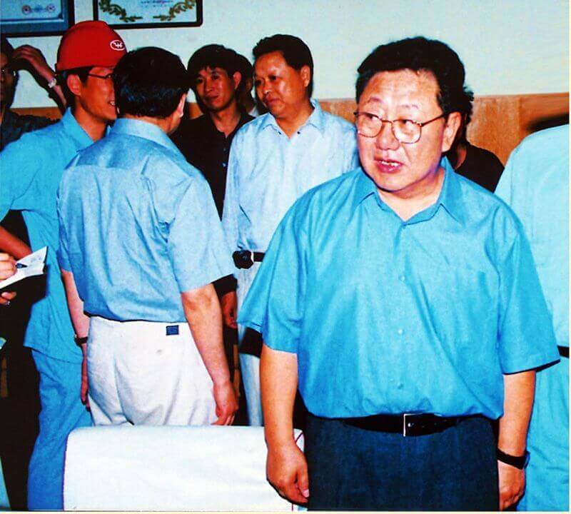 2002年6月6日，时任中共河南省委书记陈奎元（右一）到永利yl23455调研。