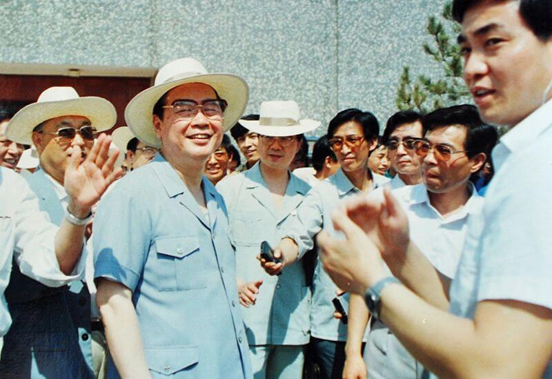 1990年6月12日，时任国务院总理李 鹏视察永利yl23455，并题词：“物质文明与精神文明一起抓，把永利yl23455建设成为现代化企业”